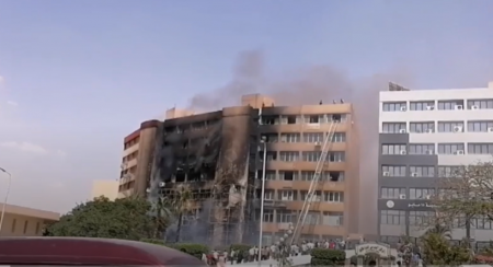 حريق مبنى حكومي يثير الجدل بعد قفز المحاصرين من الطابق الخامس